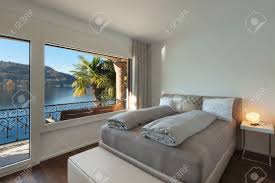 Weitere ideen zu schöne schlafzimmer, zimmer, schlafzimmer. Schones Schlafzimmer Mit Grossem Fenster Blick Auf Den See Lizenzfreie Fotos Bilder Und Stock Fotografie Image 50592667