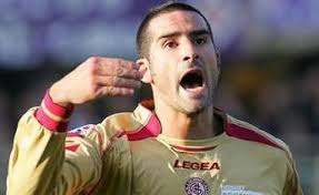Cristiano lucarelli of as livorno calcio competes for the ball with blerim dzemaili of parma fc during the serie a match between livorno and parma at stadio armando picchi on january 10, 2010 in. Boom Di Punte A Livorno Gazzetta Dello Sport