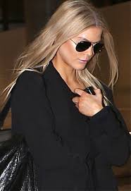 She famously chased her husband out of their mansion with a golf club in 2009 after discovering he had been cheating on her. Tiger Woods Ex Elin Nordegren Where Is She Now Elin Nordegren Tiger Woods Ex Wife Beautiful Blonde Hair