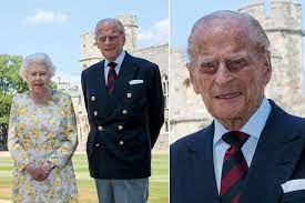Le jeune garçon connaît ensuite une enfance solitaire et agitée, entre la france, l'angleterre et l'allemagne. 99 Ans Du Prince Philip La Photo Officielle Avec Son Epouse La Reine Elizabeth Ii