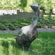 Das schneiden der eibenhecke mit den vogelfiguren erfordert viel geschick. Limitierte Kunstler Vogelfiguren Aus Bronze