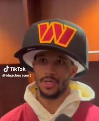 Photo evidence of Jalen Brunson trying to hide that colossal cranium. Nice  try buddy : r/NYKnicks