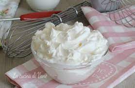 E' bene iniziare con una velocità moderata, da accrescere a poco a poco che vediamo montare la panna nella ciotola che stiamo utilizzando (meglio se di vetro o acciaio). Come Montare La Panna Consigli E Trucchetti Per Recuperarla Se Impazzisce