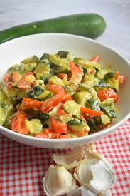 Un Accompagnement De Legumes Gourmand Qui Ravit Petits Et Grands Ce Melange De Courgette Et Poivr En 2020 Recette Courgette Poivron Recette Facile Recettes De Cuisine