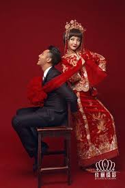 Very Cute Chinese Wedding Portrait Mix Of Modern And Traditional Just Plain C Chinese Wedding Photos Chinese Wedding Dress Traditional Chinese Wedding Dress