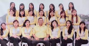 Yerel basına göre, eşleri chana'nın yatak odasının yanındaki bir yatakhanede kalıyor. Story Of The Largest Family In This World A Man With 39 Wives 94 Children