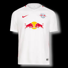Hol dir jetzt dein trikot vom @fc red bull salzburg hier bei uns im shop! Red Bull Salzburg Player Wears Red Bull Leipzig Shirt During Champions League Qualifier Howler Magazine