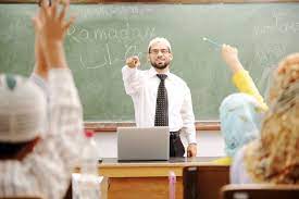 Kutahu ini hal yang susah untuk menjadi dokter, tapi aku berusaha keras dengan belajar giat agar mimpiku dapat terwujud di masa depan. Contoh Karangan Bahasa Arab Tentang Cita Cita Menjadi Guru Ilmu Akademika