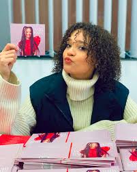 Przed wokalistką intensywny tydzień przygotowań do występu, a Slubice24 Pl Jak Co Roku Pierwsza Plyta Sary Egwu James Mozna Juz Zamawiac