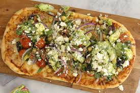 Pizza A La Salade Et A La Vinaigrette Italienne Aux Fines Herbes Printanieres I Renee S I Italian Chopped Salad Delicious Salads Chopped Salad