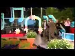 Peps hoppar ut ur en låda på allsong på skansen. Gustavsson Och Peps Allsang Pa Skansen Youtube