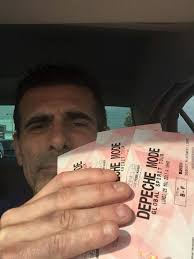 És itt vannak a jegyek, amelyek azt mutatják, hogy valóban Global Spirit  Tour az új turné neve