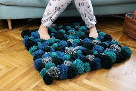 Diesesn schritt zum teppich selber machen wiederholen sie nun, bis ihnen die größe des dunkelblauen teils ausreicht. Kuscheliger Diy Pompom Teppich Do Iteria