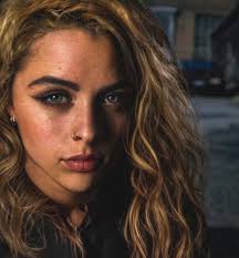 Your idol vocalist if he were a woman 😅