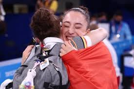 Nina derwael start aan sprong, samen met de top 5 gymnasten uit de kwalificaties. Oy0njcrgjnchgm