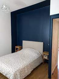 Tete de lit apache pour couchage 140 x190cm ,structure en pin massif finition en ciré couleur chene sérégraphie couleur blanc.fixation murale recommandée. Mur Tete De Lit Bleu Marine Tete De Lit Bleu Deco Chambre Lit Bleu