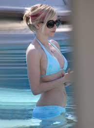 Avril Lavigne slipping her nipple on the beach Porn Pictures, XXX Photos,  Sex Images 3240933 - PICTOA
