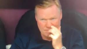 L'allenatore dell'Olanda si mette le dita nel naso. E poi fa questo