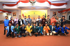 Would you like to know how to translate ramah to english? Gubri Temu Ramah Dengan Mahasiswa Perikanan Indonesia Wilayah I Berita Website Resmi Pemerintah Provinsi Riau