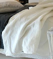 Une face chanvre pour l'aspect froissé et une face en percale pour la douceur et les nuits douces. Le Linge De Maison De Couleur Chanvre Joli Place