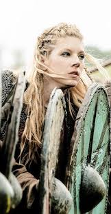 Jun 17, 2021 · une série très importante aux yeux de michael cimino, même si l'acteur l'a confessé, son rôle de victor lui attire régulièrement des messages de haine et menaces de mort. Lagertha Tatouage Mythologie Nordique Symbole Viking Bijoux Viking