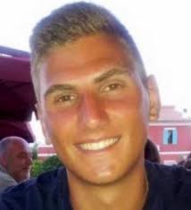 Ci sono sorrisi che restano, anche quando la vita viene strappata via  troppo presto. Marco sorrideva così: con la luce negli occhi, con la  spensieratezza di un ragazzo che aveva ancora tutto