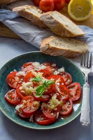 Der Genialste Tomatensalat Uberhaupt Zubereitet In Nur 10 Minuten Rezept Bbq Rezepte Leckere Salate Tomatensalat