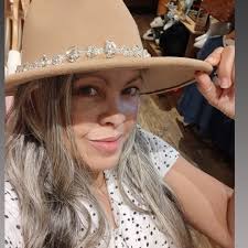 Alábale a El que vive y reina por los siglos de los siglos!