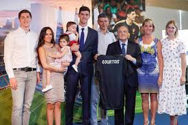 Thibaut courtois has taken a savage swipe at anthony martial as part of a discussion about the best players who have not featured at euro 2020. Papa Attentionne Madrilene A Vie Qui Est Thibaut Courtois Dans La Sphere Privee Diables Rouges 7sur7 Be