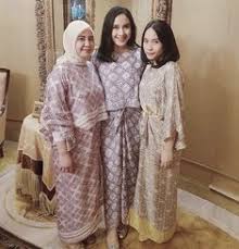 Mumpung masih ada waktu, yuk coba ulik inspirasi model baju pesta terbaru berikut ini, yang pastinya memiliki kesan berbeda dari biasa. 610 Ide Baju Kurung Di 2021 Baju Kurung Model Pakaian Pakaian Wanita