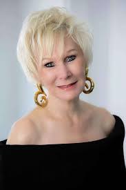 Elizabeth Hopwood's Instagram, Twitter & Facebook