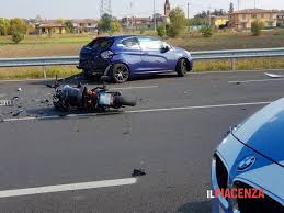 Si Schianta In Moto Contro Un Auto Che Fa Inversione Giovane All Ospedale