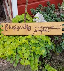 Spruch Auf Holz Einzigartig Ist Besser Als Perfekt In 2020 Spruche Garten Gartenschilder Schone Spruche