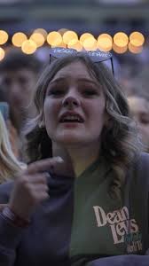 Su amiga le seca sus lágrimas 🥺🥺