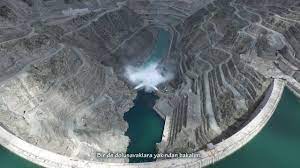 Jun 23, 2021 · nusret durur/artvi̇n, (dha)artvi̇n'in yusufeli ilçesinde, 275 metre gövde yüksekliği ile türkiye'nin en yüksek, 'çift eğrilikli ince kemer baraj tipi' kategorisinde ise dünyanın 3'üncü. Deriner Baraji Ne Kadar Buyuk Youtube