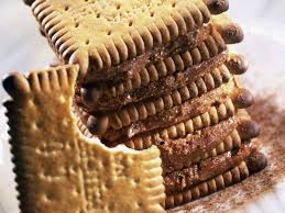 Een Desserttoren Waar Kinderen Dol Op Zijn Koekjes Met Chocoladepudding Libelle Lekker Chocoladepudding Voedsel Ideeen Koffie Dessert