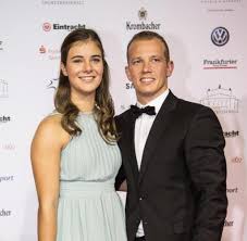 Find out more about the three time world champion american artistic gymnast in her kidzworld biography! Fabian Hambuchen Zeigt Sich Mit Neuer Freundin Welt