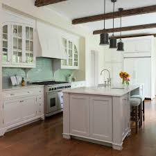 Considered a step up from the english cottage, a tudor home is made from brick and/or stucco with. Alles Was Sie Uber Tudor Homes Wissen Mussen Haus Styling