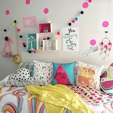 Sebagian besar kamar tidur memiliki setidaknya satu atau dua dinding padat yang umumnya menentukan cara menata furnitur, membuatnya agak mudah untuk mendekorasi. Ide 25 Cara Menghias Kamar Tidur Sederhana