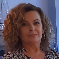 ovo vam je ljudi poza u modelingu zvana sta da radim sa rukama boze sto me  stvori vako cudnog