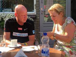 Maybe you would like to learn more about one of these? Floor Bremer ×'×˜×•×•×™×˜×¨ Op De Koffie Bij Minister Van Defensie Ank Bijleveld Met Fritswester Ze Support De Lopers Vanuit De Tuin Van Haar Ouders Nijmeegsevierdaagse Https T Co Q9qgtk3wqd