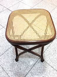 Sehr Schones Model Mit Verdrehten Fussen Signiert Thonet Austria Guter Gebrauchter Unrestaurierter Zustand Thonet Thonetvienna Mit Bildern Antike Mobel Hocker Antik
