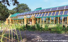 Après la mort d'un arbre dans sa cour, il a décidé qu'un trou était juste ce qu'il fallait pour la construire! Un Earthship Autonome Pour Ecole La Maison Ecologique