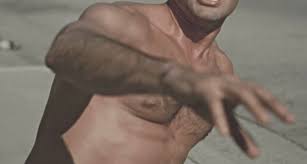 Superdotato con un pisello gigantesco gira nudo per strada (VIDEO) - BitchyX