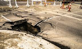 The car was so far down the hole it could not be seen from the house. The 7 Most Common Signs Of Sinkholes How To Test For Them