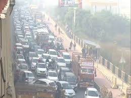 Er liggen dan 4 bruggen met in totaal 15 rijstroken over de rivier de yamuna. Farmers Protest Commuters Face Troubles On Delhi Meerut Expressway