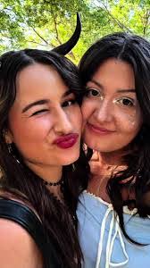 Elizabeth Mars's Instagram, Twitter & Facebook