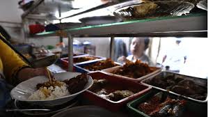 5 butir telur, rebus, buka cangkangnya, tiriskan 5 buah tahu, bagi 2 potong segitiga. 5 Rekomendasi Warteg Kekinian Makan Tinggal Tunjuk Plus Wifi