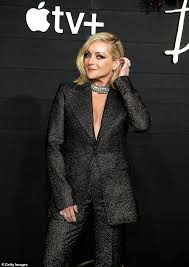 Jane Krakowski Has A Painfully Annoying Moment While Hosting Name That Tune In Front Of The Audience Eminetra Co Uk The show is noted for frequently interrupting game play to feature performances of the songs guessed either by the host or by other singers. jane krakowski has a painfully annoying