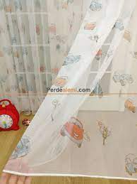 Çünkü kumaş perdenin stor perde gibi herhangi bir mekanizması olmadığından ihtiyacınız olan tek malzeme dilediğiniz doku. Cocuk Odasi Baskili Tul Perde Hayal Zemin Minik Arabalar Desenli